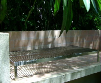 parrilla con patas fijas.